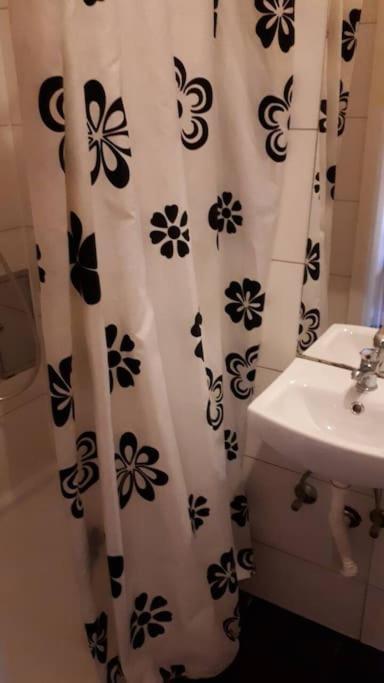 Simple Apartment 10 Minutes To Downtown Вена Экстерьер фото
